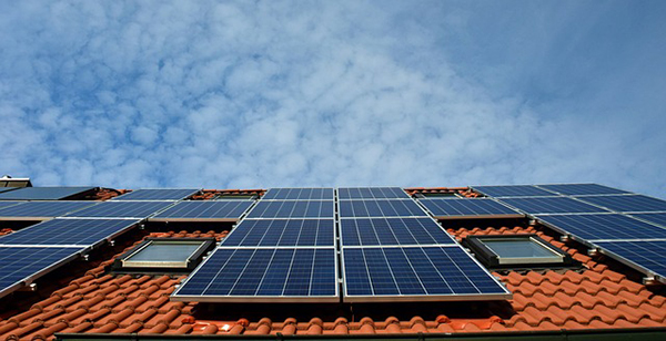 Solarzellen auf einem Hausdach.