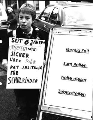 Junge mit Protestschild, ca. 1987