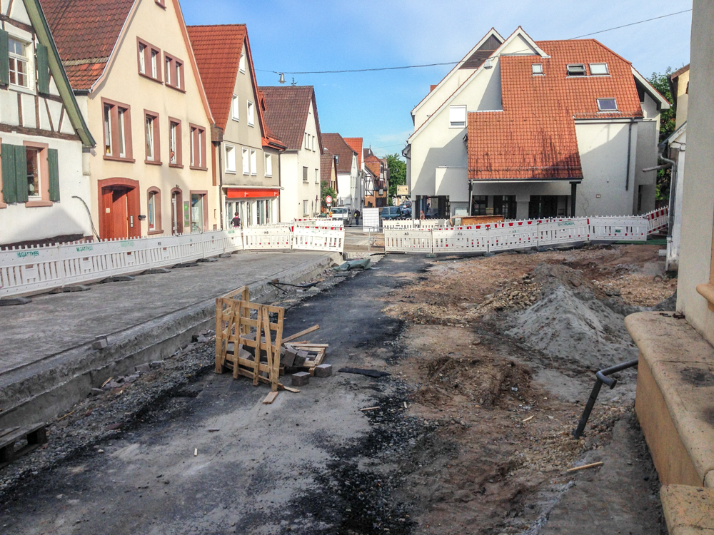 Blick auf Baustelle und Bistro Rabe