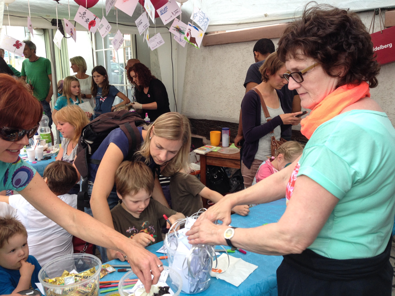 Schminken von Kindern beim Fest