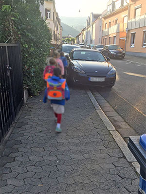 KInder auf engem Fußweg im Lindenweg