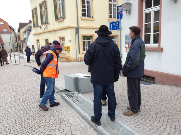 Bei der Begehung: Steinquader an der Straßenecke