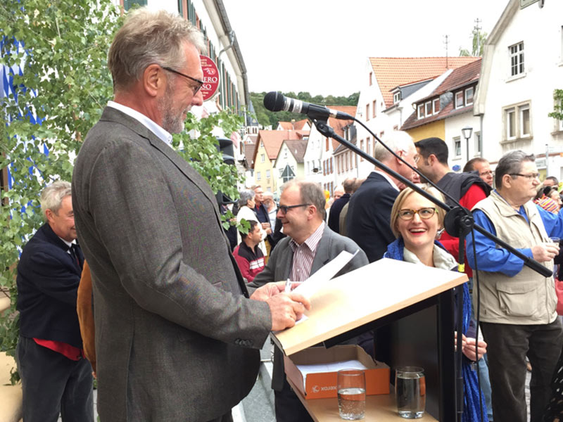 Hans-Jürgen Fuchs bei der Begrüßung