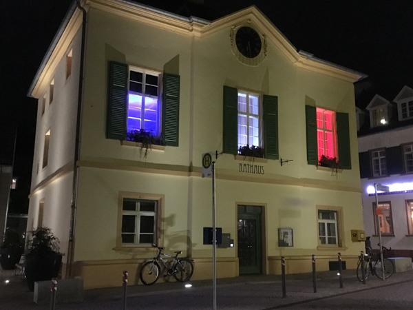 Das Rathaus, Fenster in den Farben der Trikolore beleuchtet