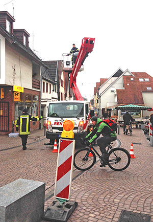 Die Feuerwehr hängt die Lichterketten ab