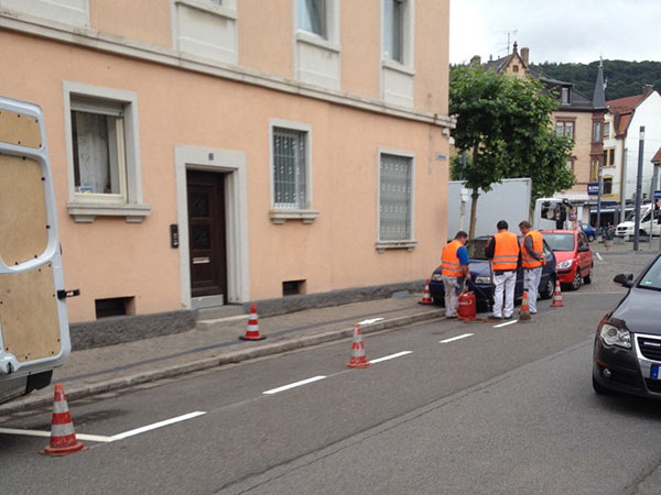 Arbeiter Markieren Parkplätze auf der Straße