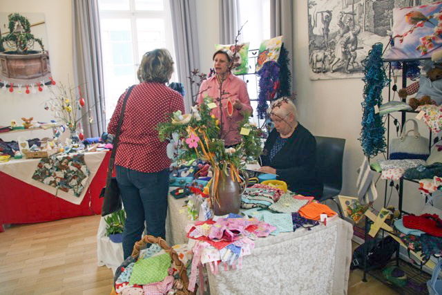 Blick in den Saal des Alten Rathauses mit einem Verkaufsstand