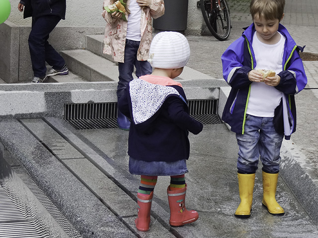 Kinder spielen in der Bach