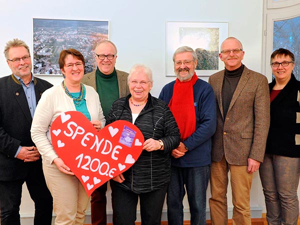 Bei der Spendenübergabe: Gruppenbild