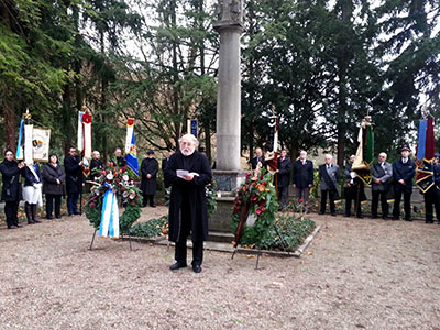 Beim Volkstrauertag auf dem Friedhof