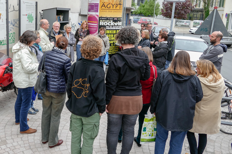 Gruppe bei der Eröffnung des Bücherregals