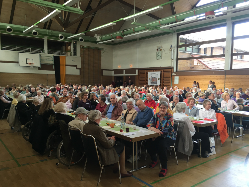 Blick in den voll besetzten Saal