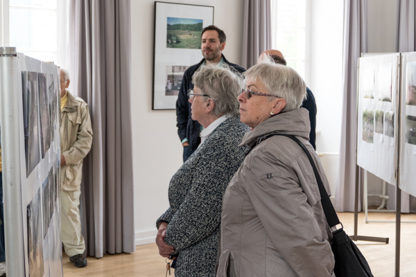 Bei der Ausstellungseröffnung