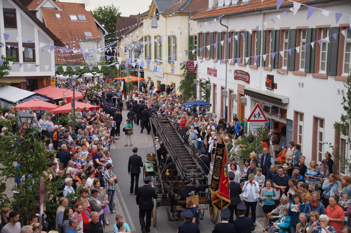 Blick auf den Festzug mit alter Feuerleiter der Feuerwehr