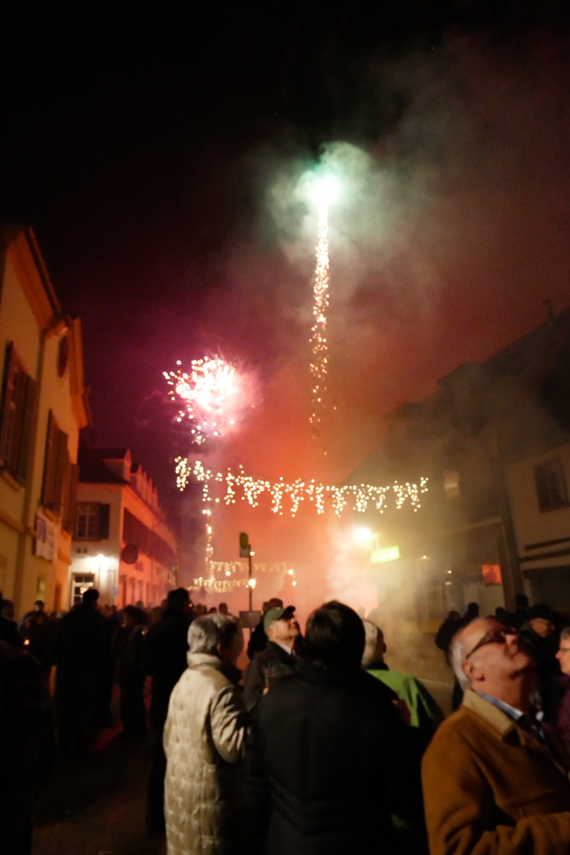 Szene an Silvester vor dem Rathaus