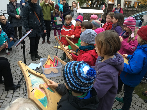 Szene auf dem Markt mit dem Chor der Montessorischule