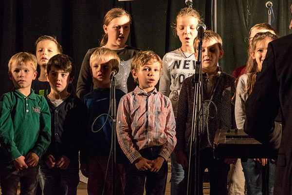 Der Kinderchor auf der Bühne