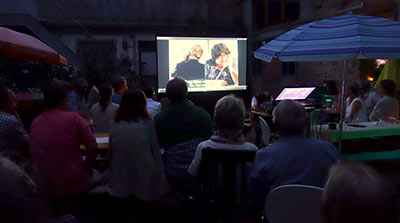 Blick auf Leinwand und Zuschauer