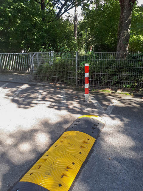 Bodenwellen vor dem Spielplatz