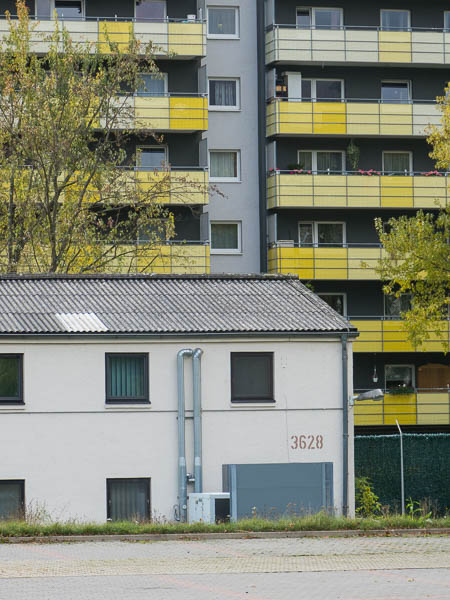 Gebäude auf dem Hospitalgelände vor Hochhaus in der Kolbenzeil