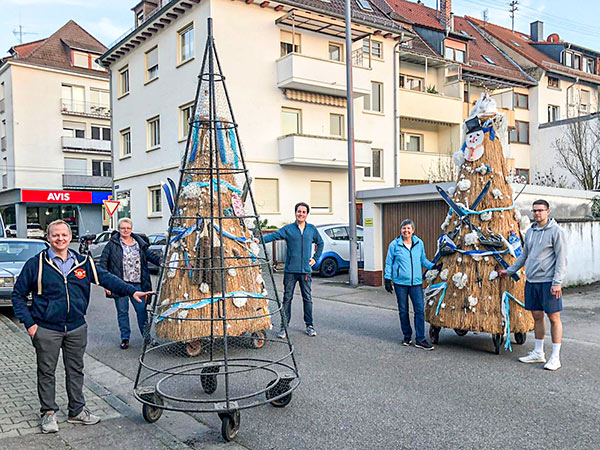 Beim Umzug der Butze. Die Butze und die Helfer.