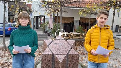 Jugendliche verlesen die Namen der verfolgten jüdischen Bürgerinnen und Bürger Rohrbachs. 