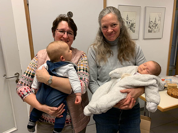 Die Initiatorinnen Erica Dutzi und Sybille Ziegler mit zwei Babys