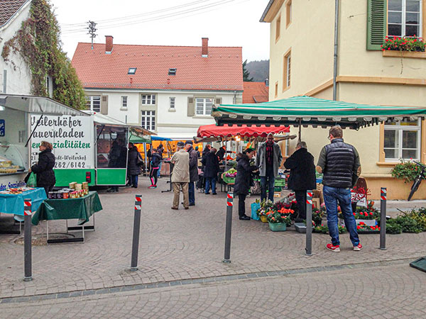 Blick auf den Wochenmarkt.