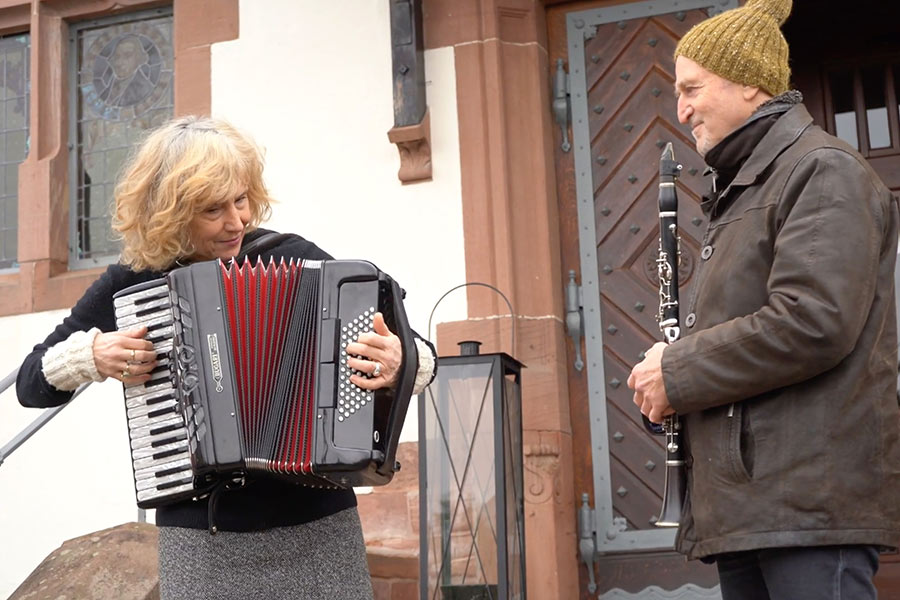 Martina Baumann und Uwe Loda auf der Treppe der Melanchthonkirche