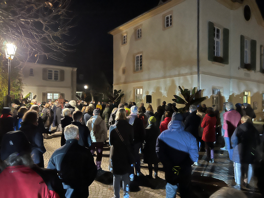 Blick auf die Versammlung am Alten Rathaus in Rohrbach