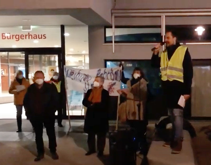 Demo vor dem Bürgerhaus im Emmertsgrund