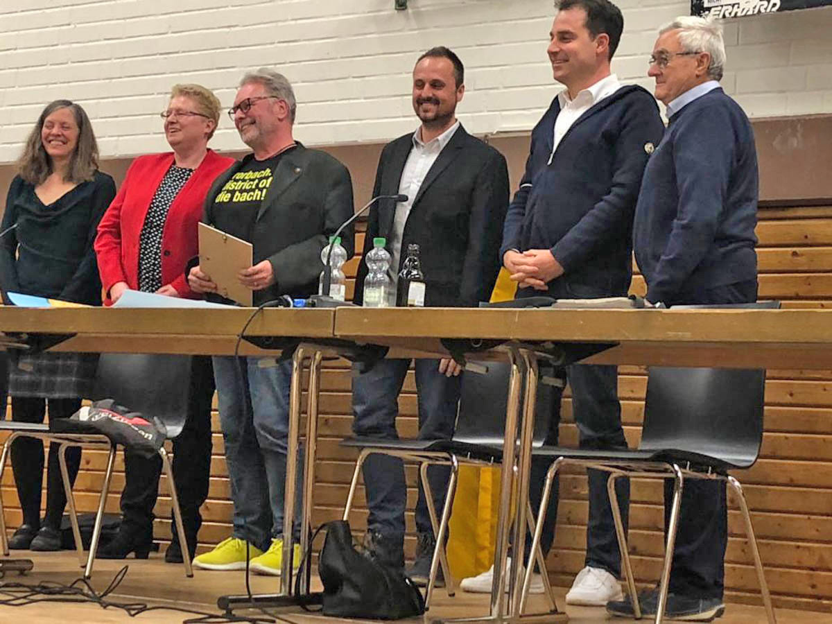 Vorstand und neuer Ehrenvorsitzender auf dem Podium.