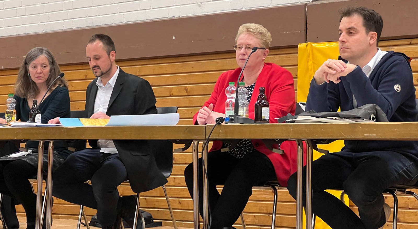 Blick auf das Podium mit dem Vorstand des Stadtteilvereins.