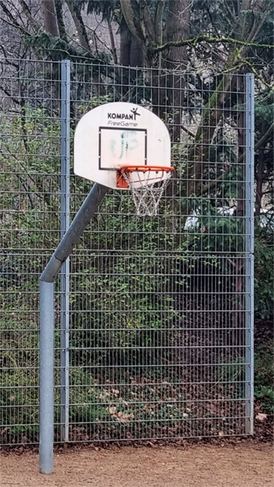 Basketballkorb mit neuem Stahlnetz im Käthchen-Förster-Park