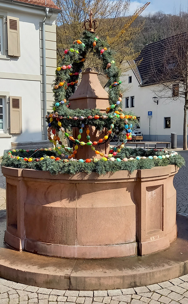 Festlich geschmückter Osterbrunnen am Alten Rathaus