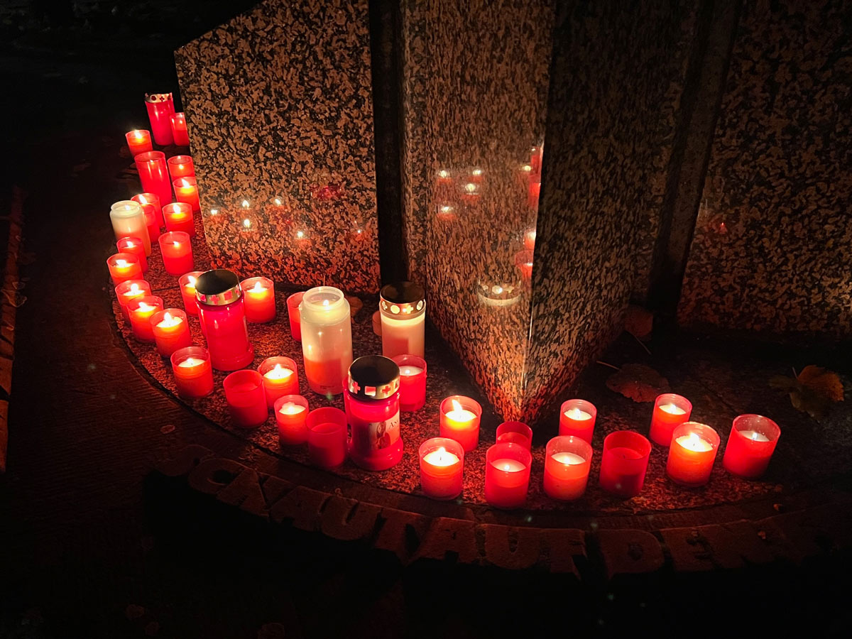 Brennende Kerzen am Denkmal für die ehemalige Synagoge.