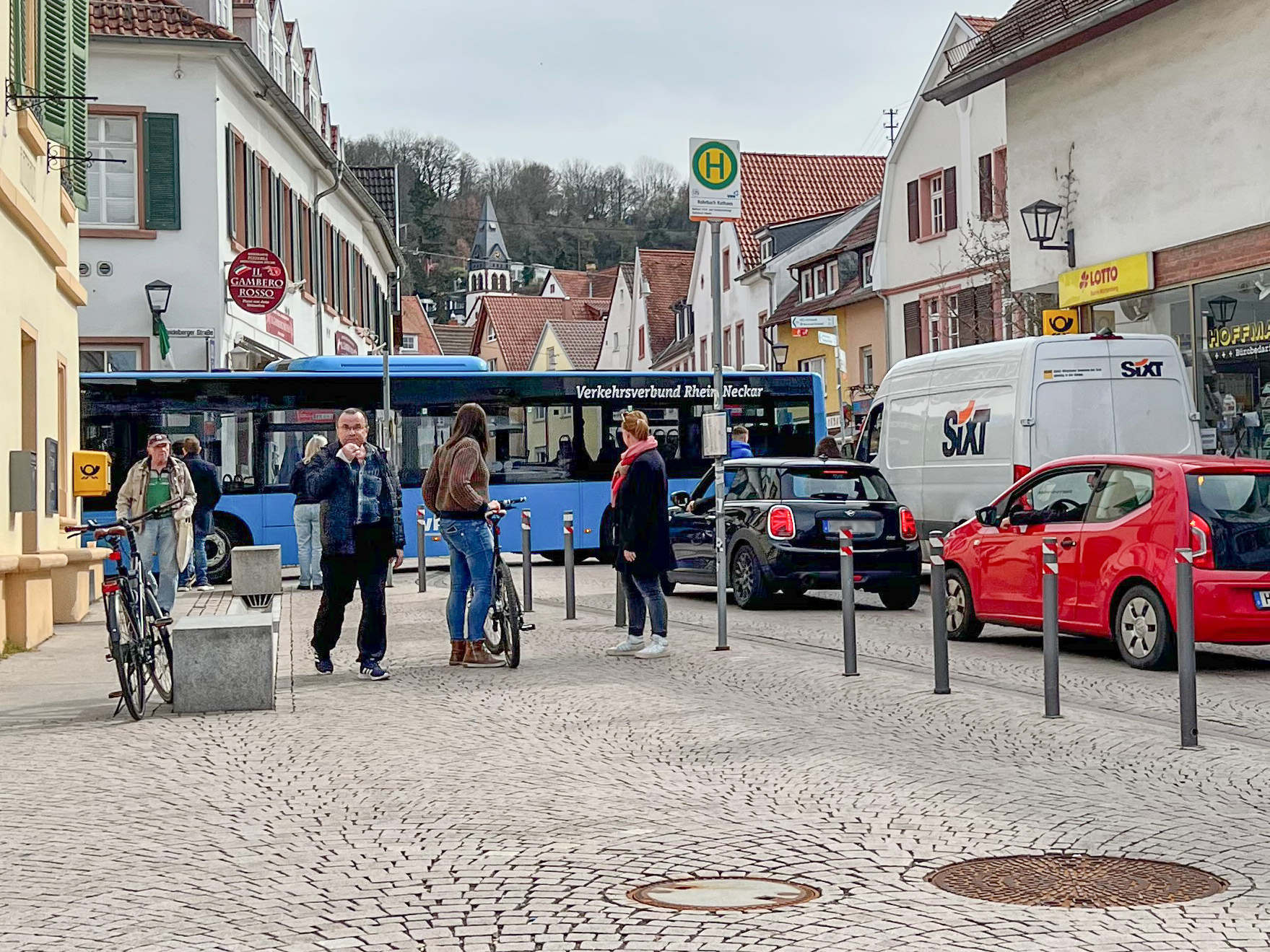 Verkehrschaos in der Rathausstraße. Ein rnv-Bus steht quer und blockiert alles.