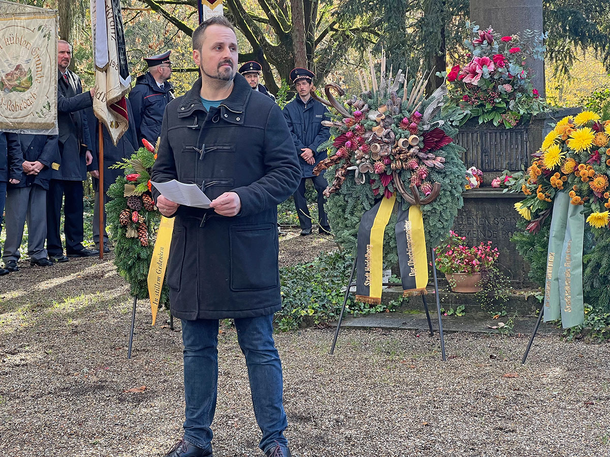 Stilles gedenken vor dem Mahnmal auf dem Rohrbacher Friedhof