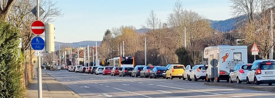 Langer Stau auf der B3 von Leimer Richtung Innenstadt.