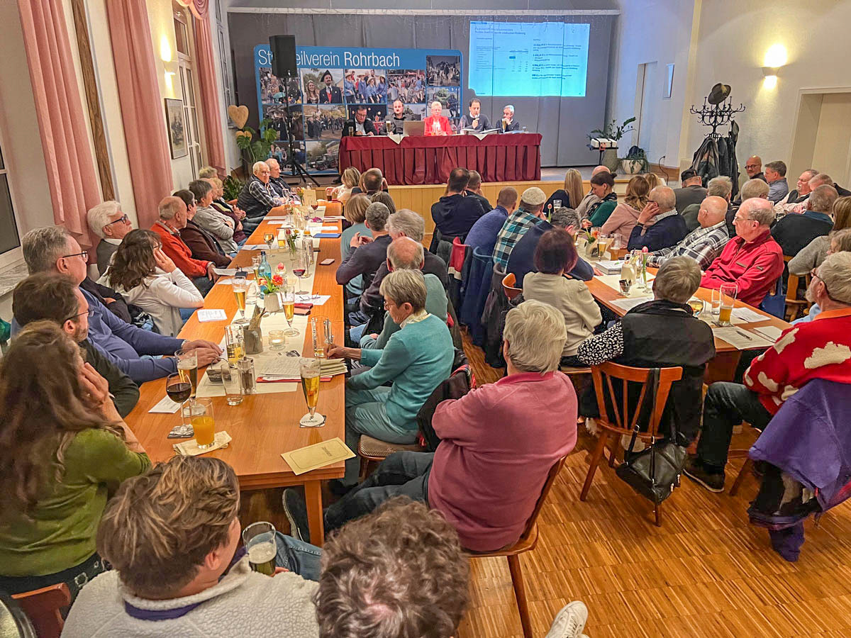 Blick in den gut besetzten Saal des Roten Ochsen.