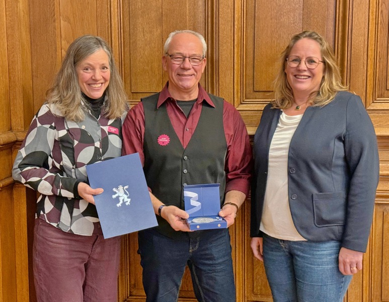 Erica Dutzi, Andreas Horsch und Barbara Pfeiffer bei der Verleihung der Medaillen.