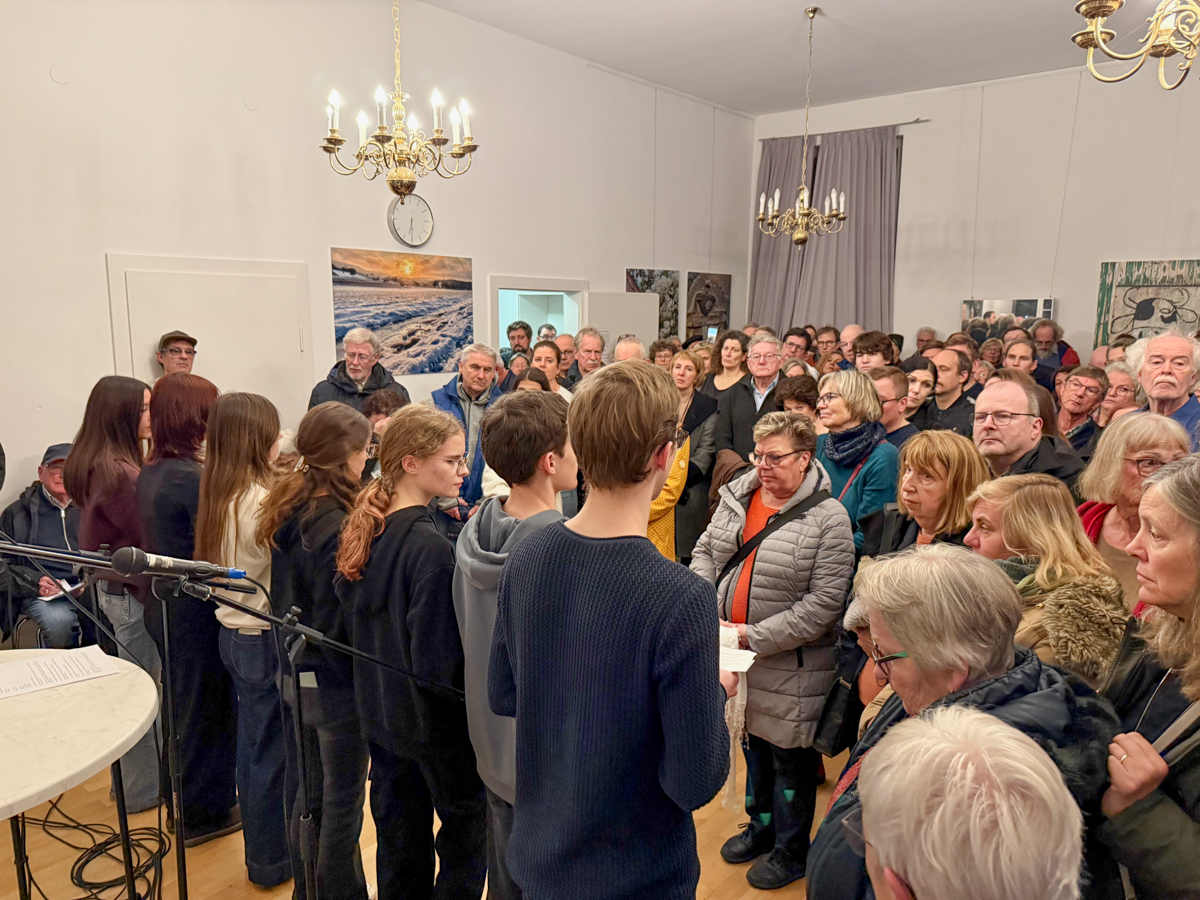 Jugendliche gestalten die Veranstaltung im Alten Rathaus.